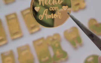 COLGANTES Y DIJES EN ACRÍLICO ESPEJO CON MENSAJES